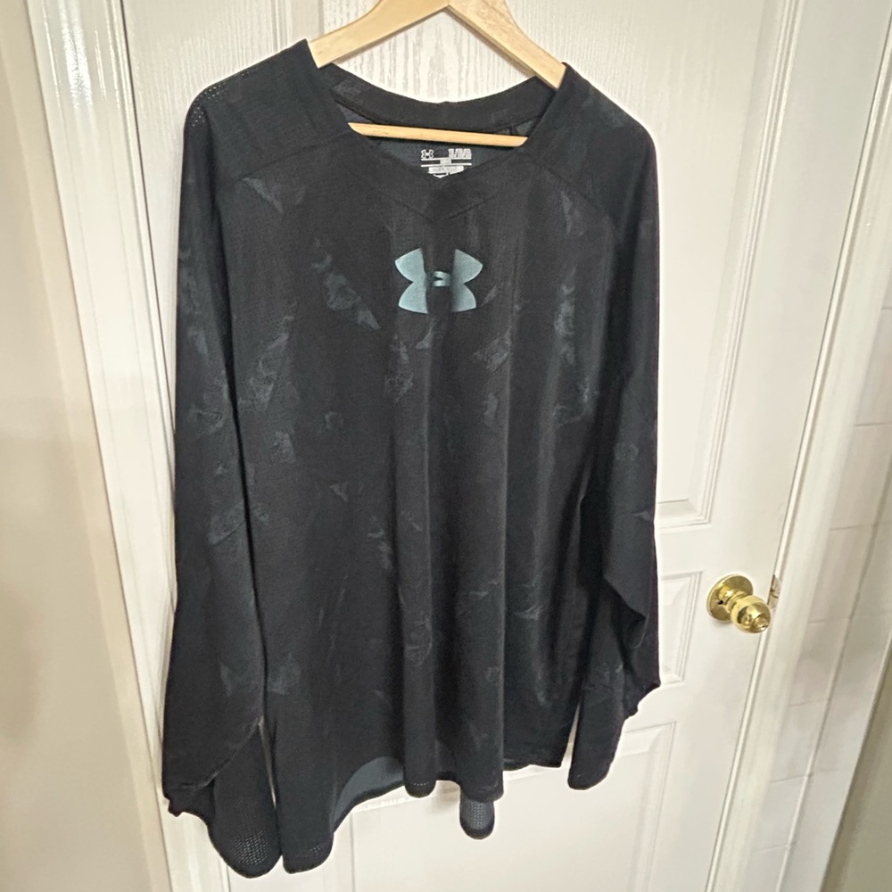 Under Armour Men’s Black/Dark Silver HeatGear Shirt, Size XL